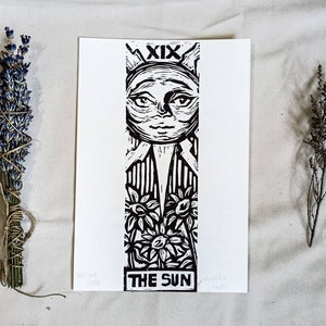 Carte de tarot d'art le soleil - Objet magique pour sorcière- Graphique de symboles fantastiques - Papier Linocut A5 - décoration murale boho