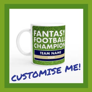 Könnte beinhalten: Weiße Keramiktasse mit grünem Grasdesign und dem Text "Fantasy Football Champion". Es gibt ein goldenes und blaues Banner mit dem Text "Team Name" und "Year".