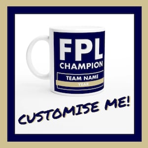 Könnte beinhalten: Eine weiße Keramiktasse mit einem blauen Design, auf dem "FPL Champion" steht, mit Platz für einen Teamnamen und ein Jahr. Der Text "CUSTOMISE ME!" ist in weiß auf blauem Hintergrund geschrieben.