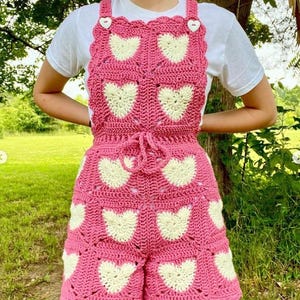 Heartalls (versione bavaglino quadrato) - Modello PDF per salopette all'uncinetto