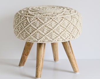 Boho Hocker mit Holz Beinen, Mandala Pflanzenhocker, Macramé Schemel, Boho Geschenk, Deko Sitzhocker, handgemachter MAKRAMEE HOCKER KERALA