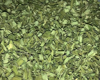 Può includere: Primo piano di un sacchetto di plastica pieno di foglie di moringa verdi essiccate.