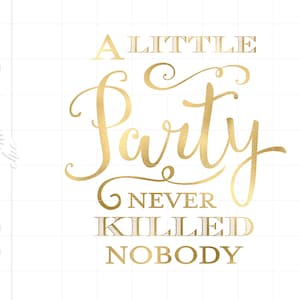 Puede incluir: Impresión dorada en lámina con el texto "A little party never killed nobody".