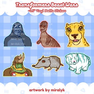 Puede incluir: Un conjunto de seis pegatinas de vinilo mate de Transformers Beast Wars, cada una de aproximadamente 6,35 cm. Las pegatinas muestran personajes ilustrados que incluyen un gorila azul, un dinosaurio marrón, un guepardo amarillo, un rinoceronte, una rata y un tigre blanco.