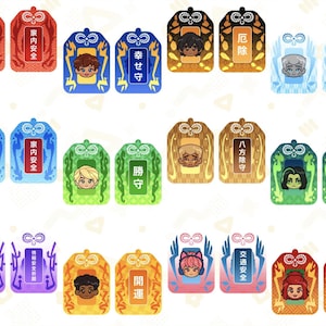Peut inclure: Une collection de porte-bonheur japonais omamori colorés. Chaque charme présente le visage d'un personnage de dessin animé et du texte japonais. Les charmes sont de différentes couleurs, dont le rouge, le bleu, le vert et l'orange, avec différents motifs et symboles.