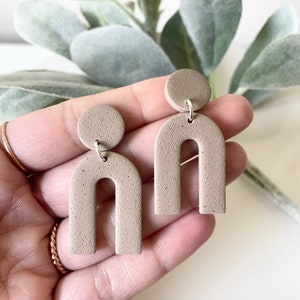 Gespikkelde Taupe boogoorbellen | oorbellen van polymeerklei | minimalistisch | neutraal | handgemaakt | lichtgewicht | statement oorbellen | hypoallergeen