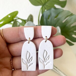 Brincos de folhas brancas salpicadas | boho | minimalista | brincos de cerâmica plástica | feito à mão | leve | brincos de declaração