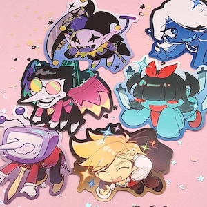 Könnte beinhalten: Eine Sammlung von sechs farbenfrohen Aufklebern im Anime-Stil mit verschiedenen Zeichentrickfiguren, darunter ein Narr mit einer Sense, eine blauhäutige Figur, eine Figur mit runder Brille, eine türkisfarbene Figur mit Schwertern, eine Figur mit Fernsehkopf und eine blonde Figur.