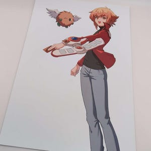 Könnte beinhalten: Ein Druck mit einer Anime-Illustration eines Charakters in einer roten Jacke und grauen Hose, der eine Karte und ein Gerät hält. Dargestellt ist auch ein kleines, geflügeltes Wesen. Das Kunstwerk hat einen sauberen, weißen Hintergrund.