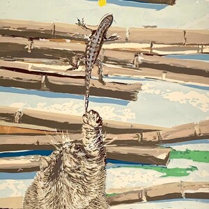 Puede incluir: Un gato marrón y blanco mirando hacia arriba a un pequeño lagarto que trepa por una pila de palos de bambú marrones. Una mariposa con alas naranjas y negras está posada en un palo de bambú por encima del gato.