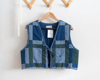 Gilet matelassé à fleurs bleues et vert chasseur avec fermeture à nœud, vêtements durables recyclés