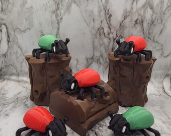 Juguete antiestrés de mariquita impreso en 3D / Figura de insecto para construir con hábitat de troncos