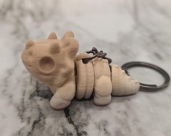 Llavero de triceratops con esqueleto de bebé