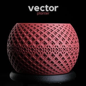 Puede incluir: Una maceta esférica roja con un patrón geométrico de diamantes. La maceta se asienta sobre una base negra sobre un fondo negro. El texto "vector planter" está en blanco en la parte superior.