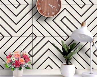 Puede incluir: Una pared cubierta con papel tapiz color hueso con un patrón geométrico de chevrón negro. Se observa un reloj de pared redondo de madera con números blancos, una lámpara de escritorio blanca y un pequeño florero blanco con rosas rosas y naranjas.