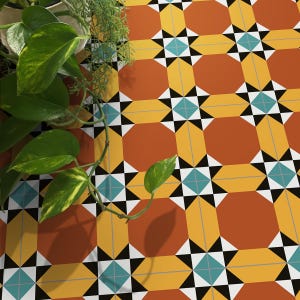 Könnte beinhalten: Eine flache Oberfläche mit einem sich wiederholenden geometrischen Fliesenmuster in den Farben gebranntes Orange, Senfgelb, Weiß, Schwarz und Türkis. Das Design besteht aus großen Achtecken, die durch kleine Sternmotive und feine Linien verbunden sind.