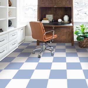 以下が含まれることがあります： 木製の机と茶色の革製のオフィスチェアがあるホームオフィス。床は白と薄い青のタイルの市松模様です。