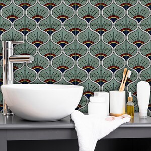 Puede incluir: Un tocador de baño con un lavabo de cerámica blanca y una encimera gris. El salpicadero está alicatado con un patrón repetitivo de flores estilizadas verdes, azules, rojas y amarillas.