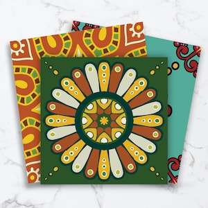 Puede incluir: Tres l&aacute;minas de arte cuadradas con patrones complejos. La l&aacute;mina frontal muestra un fondo verde oscuro con un gran dise&ntilde;o de mandala floral sim&eacute;trico y multicolor en tonos amarillo, naranja, blanco y verde claro.