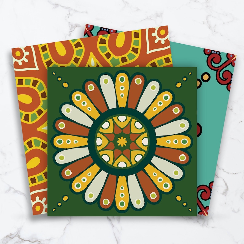 Puede incluir: Tres l&aacute;minas de arte cuadradas con patrones complejos. La l&aacute;mina frontal muestra un fondo verde oscuro con un gran dise&ntilde;o de mandala floral sim&eacute;trico y multicolor en tonos amarillo, naranja, blanco y verde claro.