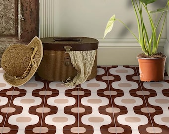 Puede incluir: Baldosas cuadradas con un patrón repetitivo de formas marrones interconectadas con centros ovalados de color beige claro. Las baldosas están dispuestas en una cuadrícula, creando un diseño geométrico continuo en la superficie del suelo.