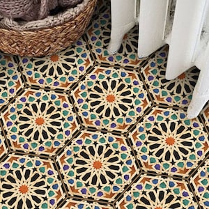 Puede incluir: Un azulejo de suelo con estampado geométrico con fondo negro y diseños intrincados en tonos naranja, marrón, verde azulado y morado.