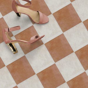 Könnte beinhalten: Zwei Paar rosa Sandalen mit Absätzen in Goldoptik und Knöchelriemen. Die Sandalen werden auf einem karierten Boden mit abwechselnden weißen und braunen Fliesen präsentiert. Die Sandalen haben ein minimalistisches Design.