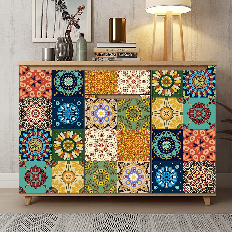 Puede incluir: Un mueble de madera con un panel frontal cubierto por una cuadr&iacute;cula de azulejos cuadrados de colores. Cada azulejo muestra un patr&oacute;n geom&eacute;trico intrincado y &uacute;nico estilo mandala en varios tonos de azul, naranja, amarillo, verde, rojo y blanco.