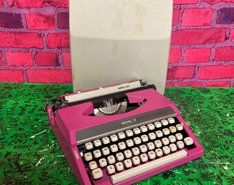 MASSGESCHNEIDERTE, VOLL FUNKTIONELLE Vintage-Schreibmaschine von Royal Mercury aus den 1970er Jahren in Rosa x Ultra tragbar x inkl. Koffer x sofort einsatzbereit x neues Farbband