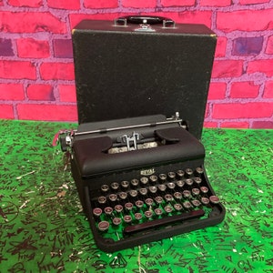 DECOR/REPAIR 1940s Royal Varsity Antique Typewriter x Glass Keys x Crinkle Black x Ultra Portable x Includes Case and key
