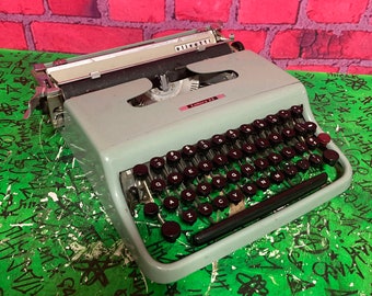 FULLY FUNCTIONAL Olivetti Lettera 22 Vintage Typewriter x Made in Spain x Rare Color x New Ribbon x Ready to use out of box