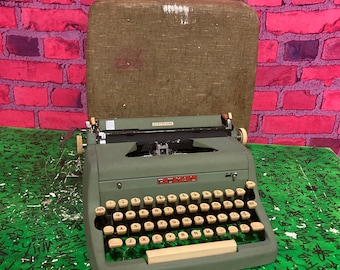 1946 年 Royal Quiet Deluxe タイプライター: 復元されたビンテージ