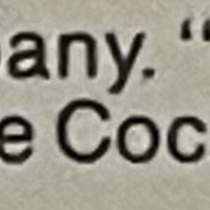 Pu&ograve; includere: Copyright 1985 The Coca-Cola Company. "Coca-Cola" e "Coke" sono marchi registrati di The Coca-Cola Company.