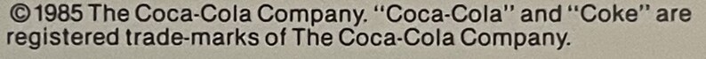 Pu&ograve; includere: Copyright 1985 The Coca-Cola Company. "Coca-Cola" e "Coke" sono marchi registrati di The Coca-Cola Company.