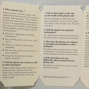 Pu&ograve; includere: Primo piano di una lattina Coca-Cola rossa e bianca con il testo "RECYCLABLE PLASTIC CAN" e "Coke" stampato su di essa. La lattina &egrave; circondata da otto pannelli bianchi con testo che spiega i vantaggi dell'utilizzo di una lattina di plastica per le bevande gassate.