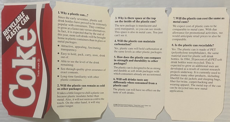 Pu&ograve; includere: Primo piano di una lattina Coca-Cola rossa e bianca con il testo "RECYCLABLE PLASTIC CAN" e "Coke" stampato su di essa. La lattina &egrave; circondata da otto pannelli bianchi con testo che spiega i vantaggi dell'utilizzo di una lattina di plastica per le bevande gassate.