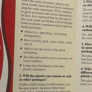 Pu&ograve; includere: Un cartoncino bianco con testo nero che spiega i vantaggi dell'utilizzo di contenitori di plastica per le bevande gassate. Il testo include punti come "attraente, accattivante, trasparenza affascinante", "facile da tenere, imballare, trasportare, conservare, bere" e "in grado di vedere il livello della bevanda rimanente".