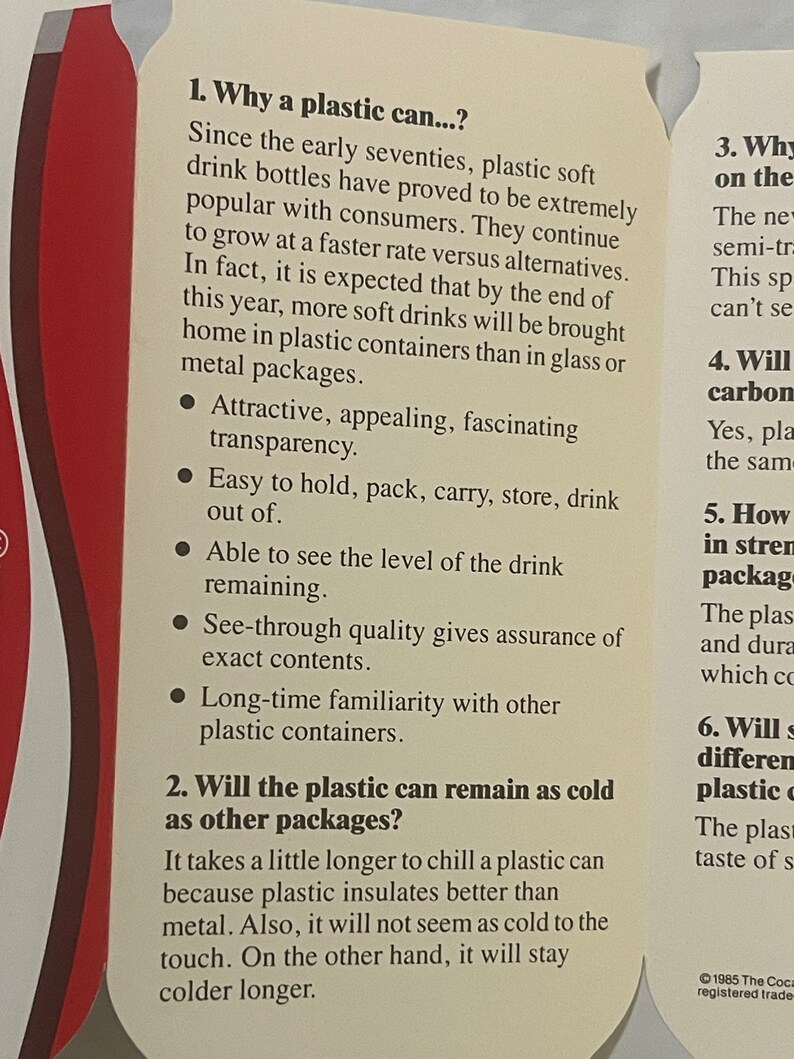 Pu&ograve; includere: Un cartoncino bianco con testo nero che spiega i vantaggi dell'utilizzo di contenitori di plastica per le bevande gassate. Il testo include punti come "attraente, accattivante, trasparenza affascinante", "facile da tenere, imballare, trasportare, conservare, bere" e "in grado di vedere il livello della bevanda rimanente".