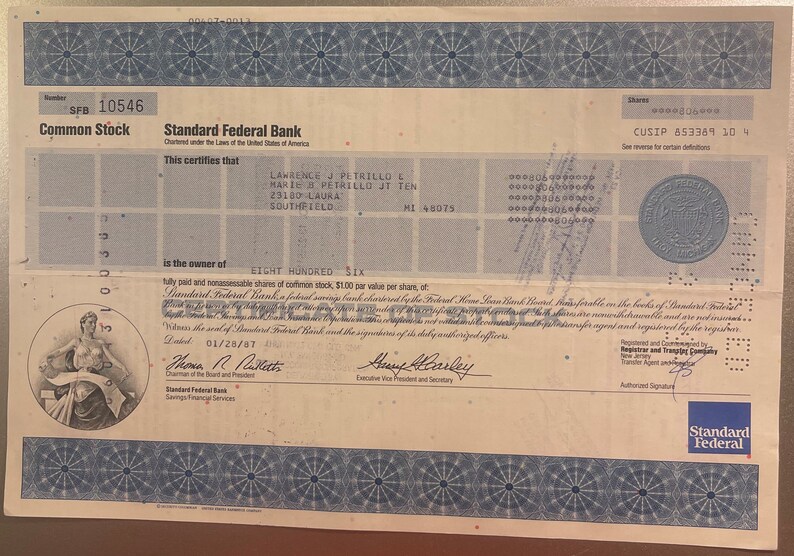 Puede incluir: Un certificado de acciones para Standard Federal Bank, un banco de ahorros federal, para ochocientas seis acciones de acciones comunes, con un valor nominal de $ 1,00 por acci&oacute;n. El certificado est&aacute; fechado el 01/28/87 y se emite a Lawrence J. Petrillo y Marie B. Petrillo, JT Ten, 23180 Laura, Southfield, MI 48075. El n&uacute;mero CUSIP es 653389 10 4.