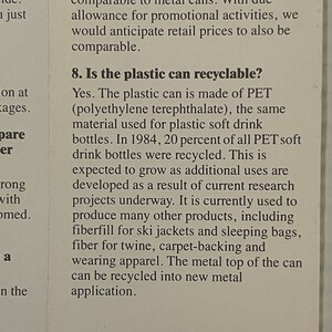 Pu&ograve; includere: Primo piano di un cartoncino bianco con testo nero. Il testo chiede: "La lattina di plastica coster&agrave; lo stesso delle lattine di metallo?" e "La lattina di plastica &egrave; riciclabile?" Il testo risponde a entrambe le domande, spiegando che la lattina di plastica &egrave; fatta di PET ed &egrave; riciclabile.