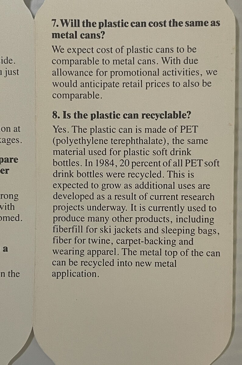 Pu&ograve; includere: Primo piano di un cartoncino bianco con testo nero. Il testo chiede: "La lattina di plastica coster&agrave; lo stesso delle lattine di metallo?" e "La lattina di plastica &egrave; riciclabile?" Il testo risponde a entrambe le domande, spiegando che la lattina di plastica &egrave; fatta di PET ed &egrave; riciclabile.