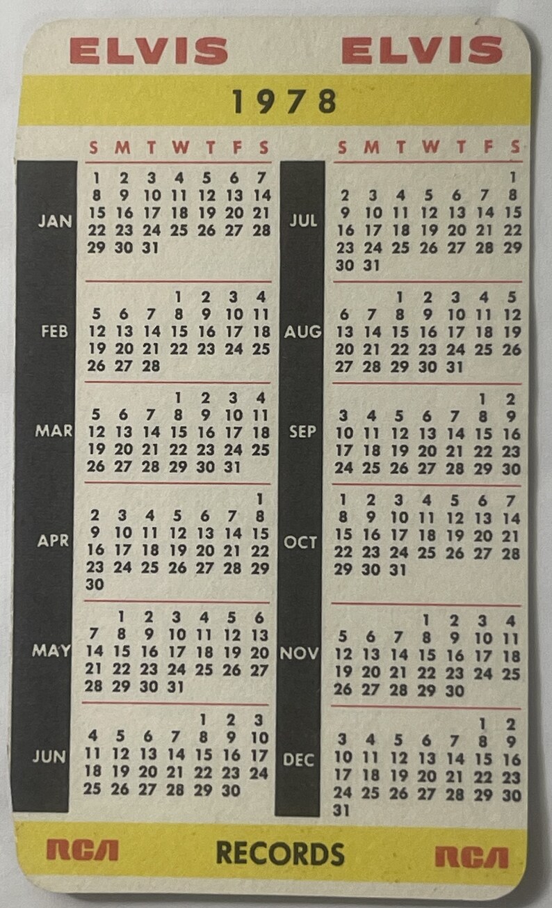 Puede incluir: Un calendario vintage de Elvis Presley de 1978 con una foto en blanco y negro de Elvis en la portada. El calendario incluye una cuadr&iacute;cula mensual para cada mes del a&ntilde;o, con los d&iacute;as de la semana en negro y los n&uacute;meros en blanco. El calendario est&aacute; impreso en un fondo amarillo con acentos negros y rojos.