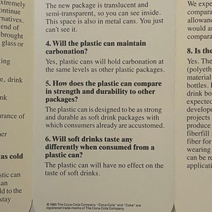Pu&ograve; includere: Un foglio bianco con testo nero che spiega i vantaggi dell'utilizzo di una lattina di plastica per le bevande gassate. Il testo include domande e risposte sulla durata, il gusto e la carbonatazione della lattina di plastica.