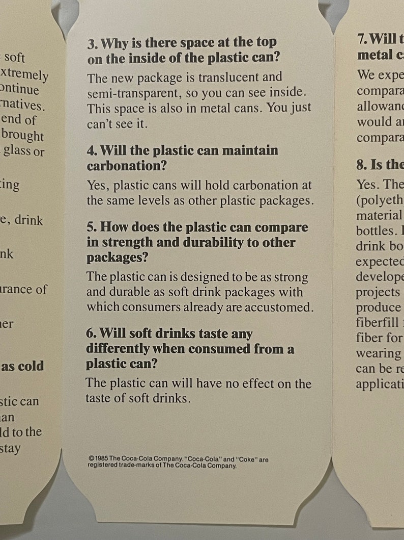 Pu&ograve; includere: Un foglio bianco con testo nero che spiega i vantaggi dell'utilizzo di una lattina di plastica per le bevande gassate. Il testo include domande e risposte sulla durata, il gusto e la carbonatazione della lattina di plastica.