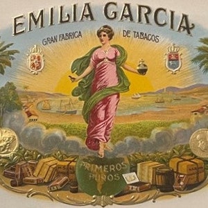 Puede incluir: Una etiqueta de caja de cigarros vintage con una mujer con un vestido rosa y verde de pie en un paisaje con palmeras. La etiqueta dice "Emilia Garcia Gran Fabrica de Tabacos Primeros Puros".