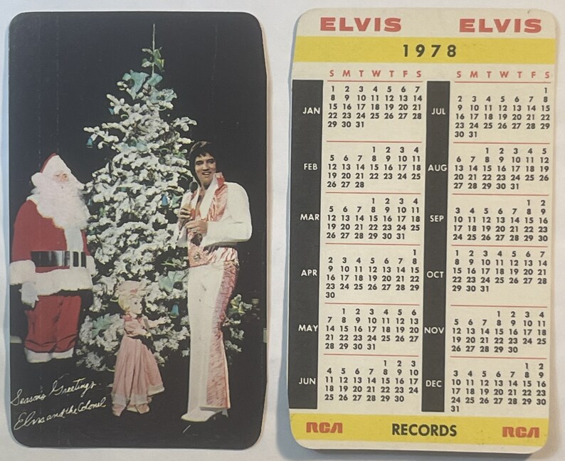 Puede incluir: Un calendario de Elvis Presley de 1978 con una escena navide&ntilde;a con Elvis, Pap&aacute; Noel y un ni&ntilde;o. El calendario tiene un fondo negro con texto blanco y un borde amarillo. El texto en el calendario dice "Elvis 1978 RCA Records".