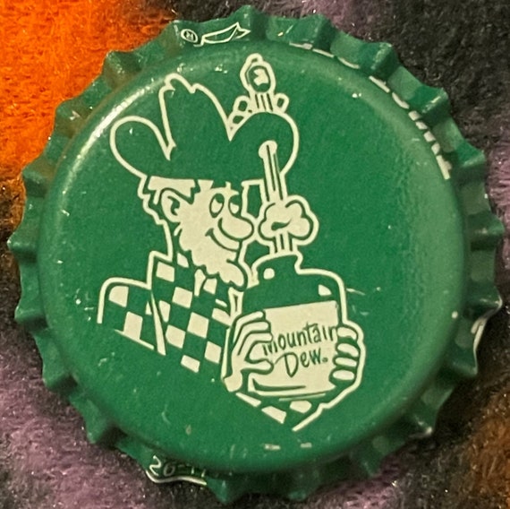 Vintage 1990s Mountain Dew Willy the Hillbilly Bottle Cap - Green