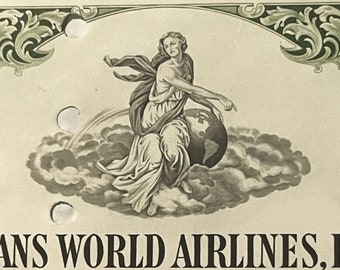 Puede incluir: Una ilustración en blanco y negro de una mujer sentada en un globo terráqueo, rodeada de nubes. La mujer lleva una túnica fluida y tiene el brazo extendido, apuntando hacia la derecha. El texto "TRANS WORLD AIRLINES, INC." está impreso debajo de la ilustración.