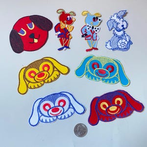 Può includere: Un set di otto toppe da stirare con disegni di cani dei cartoni animati in vari colori e pose. Le toppe sono perfette per aggiungere un tocco giocoso a vestiti, borse o altri oggetti in tessuto.