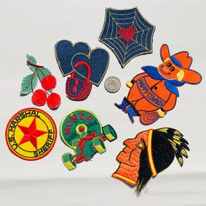 Peut inclure: Un ensemble de huit patchs brodés thermocollants. Les patchs présentent une variété de motifs, notamment une toile d'araignée, un cœur, une serrure et une clé, une cerise, une étoile de shérif, une voiture de course, un cow-boy et un Indien d'Amérique. Les patchs sont tous de couleurs vives et sont parfaits pour ajouter une touche de personnalité aux vêtements, aux sacs ou à d'autres articles.